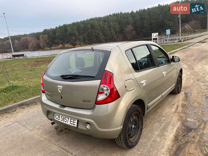 Хэтчбек Dacia Sandero 2008 в Чернигове