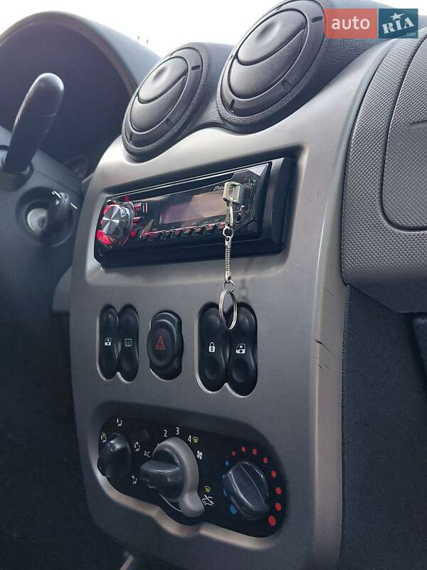 Хэтчбек Dacia Sandero 2010 в Самборе фото 84 Хэтчбек Dacia Sandero 2010 в Самборе