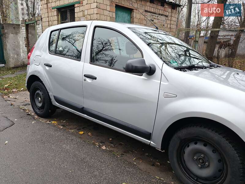 Хэтчбек Dacia Sandero 2009 в Киеве