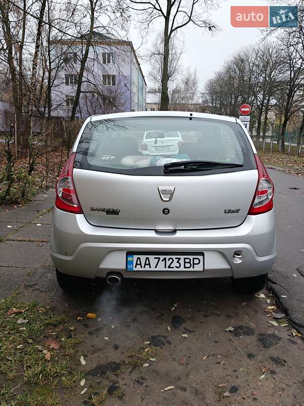 Хэтчбек Dacia Sandero 2009 в Киеве