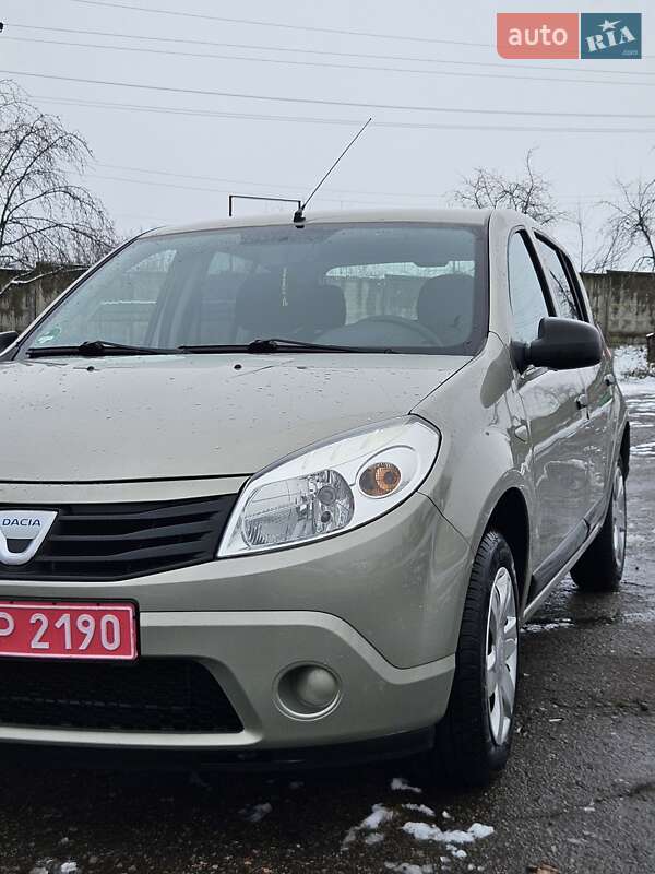Хэтчбек Dacia Sandero 2009 в Ровно