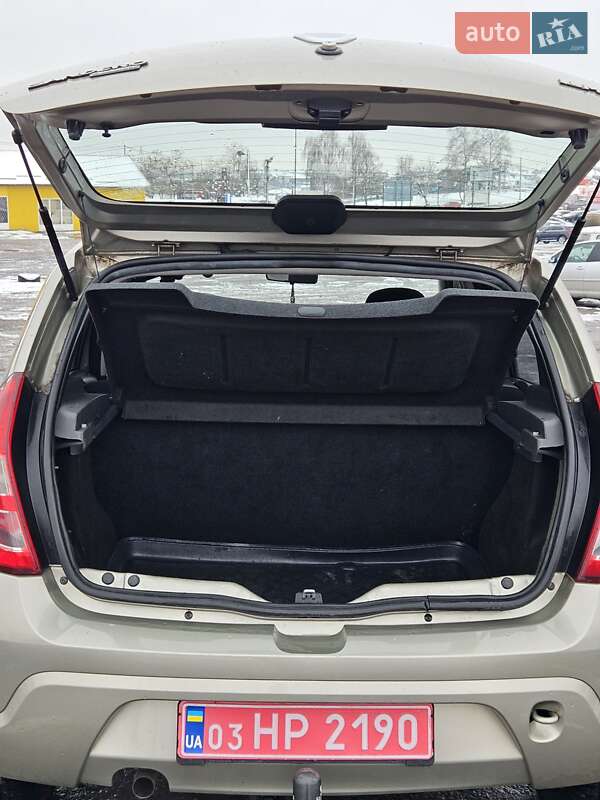 Хэтчбек Dacia Sandero 2009 в Ровно