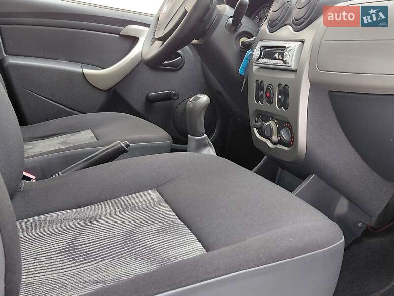 Хэтчбек Dacia Sandero 2009 в Самборе