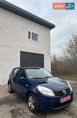 Хэтчбек Dacia Sandero 2010 в Хороле