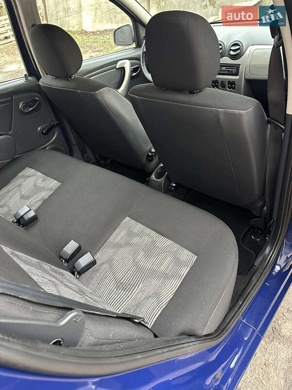 Хэтчбек Dacia Sandero 2010 в Хороле