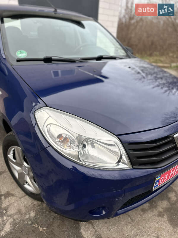 Хэтчбек Dacia Sandero 2010 в Хороле