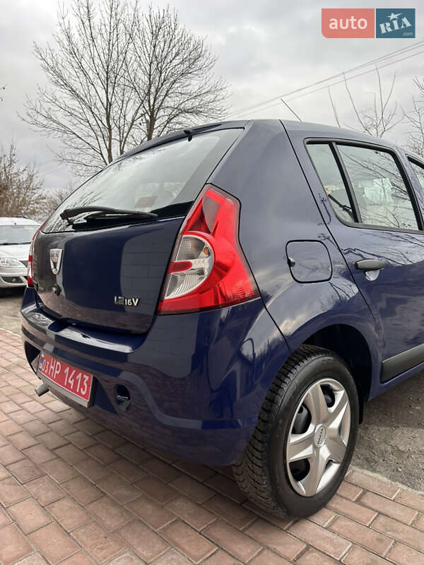 Хэтчбек Dacia Sandero 2010 в Хороле