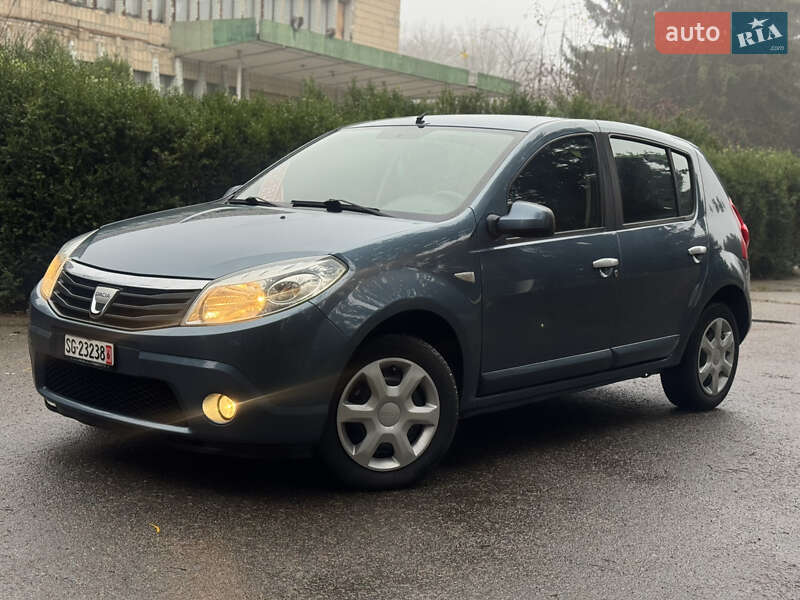 Хэтчбек Dacia Sandero 2008 в Умани