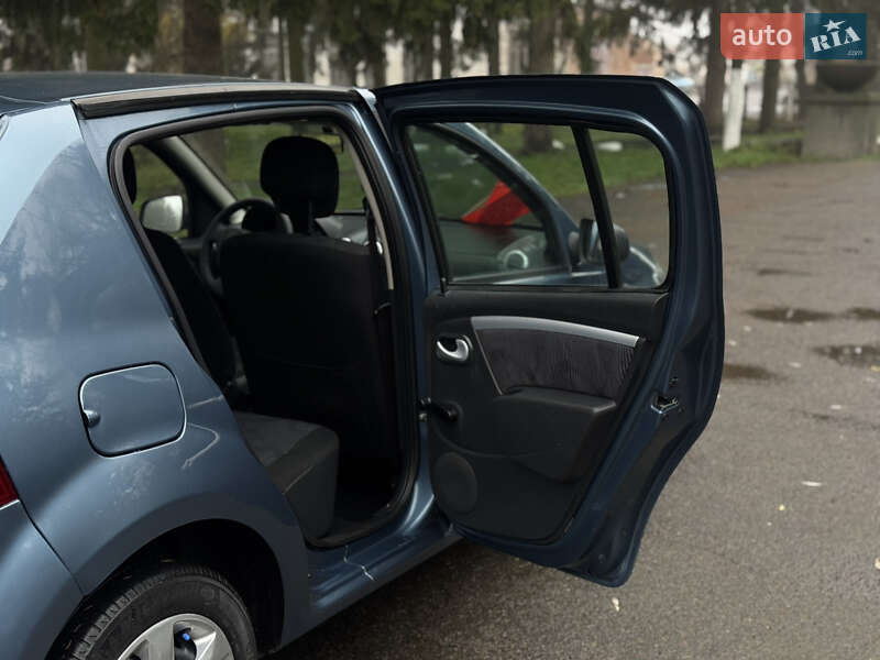 Хэтчбек Dacia Sandero 2008 в Умани