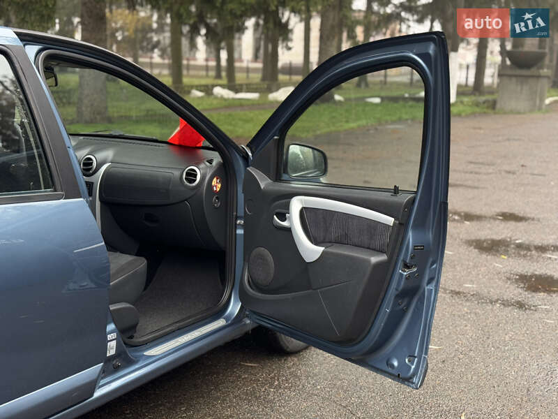 Хэтчбек Dacia Sandero 2008 в Умани