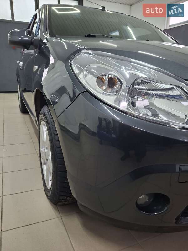 Хэтчбек Dacia Sandero 2009 в Фастове