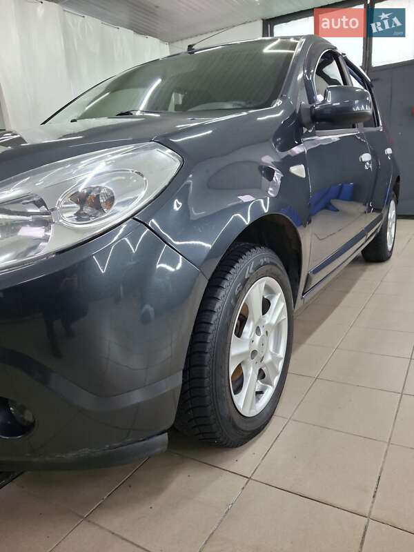 Хэтчбек Dacia Sandero 2009 в Фастове