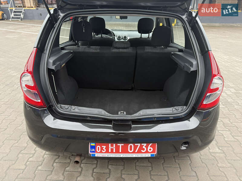 Хэтчбек Dacia Sandero 2011 в Ровно