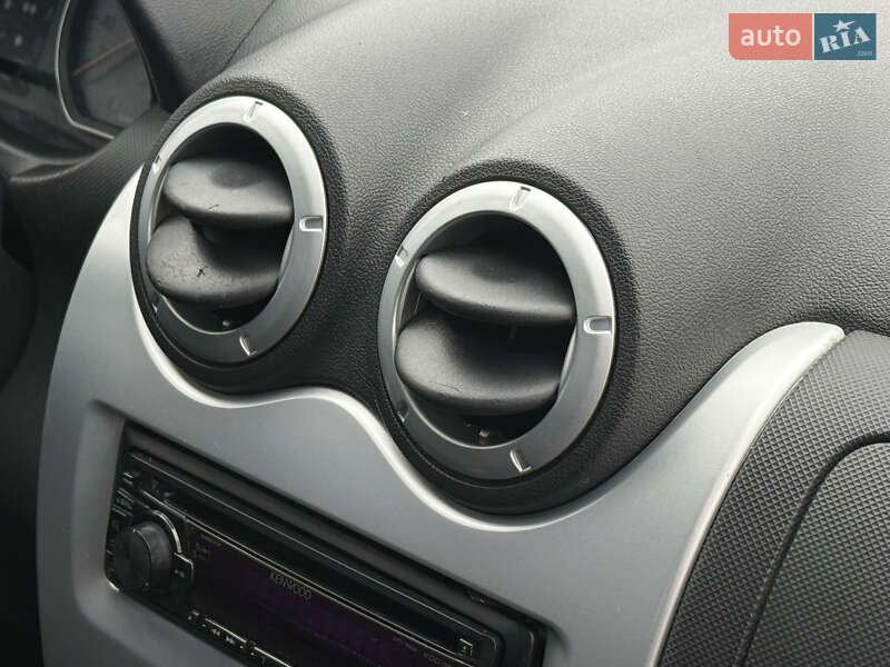 Хэтчбек Dacia Sandero 2011 в Ровно