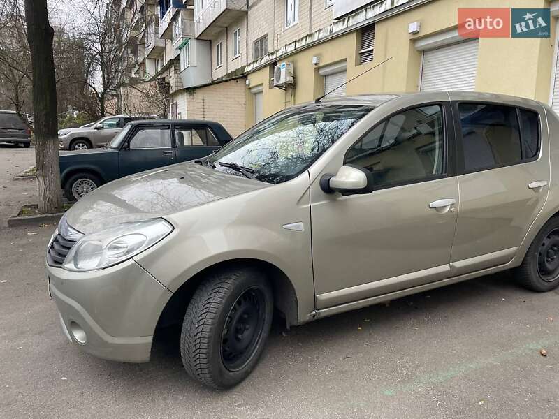 Хетчбек Dacia Sandero 2009 в Києві
