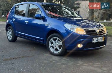 Хэтчбек Dacia Sandero 2010 в Умани