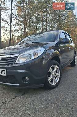 Хэтчбек Dacia Sandero 2009 в Фастове