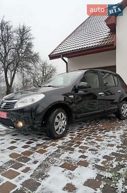Хэтчбек Dacia Sandero 2010 в Гадяче