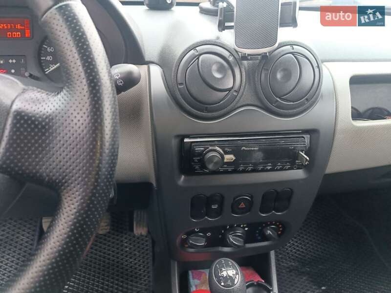 Хэтчбек Dacia Sandero 2008 в Любаре