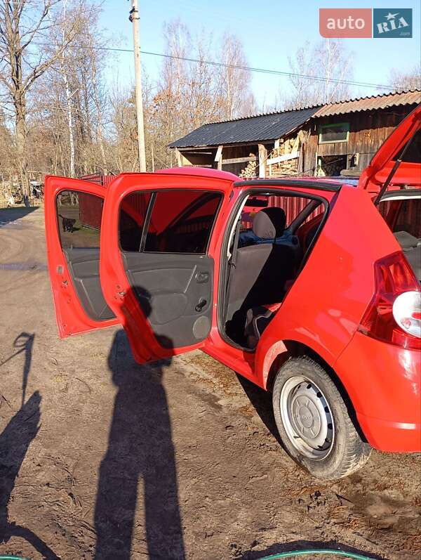 Хэтчбек Dacia Sandero 2009 в Львове