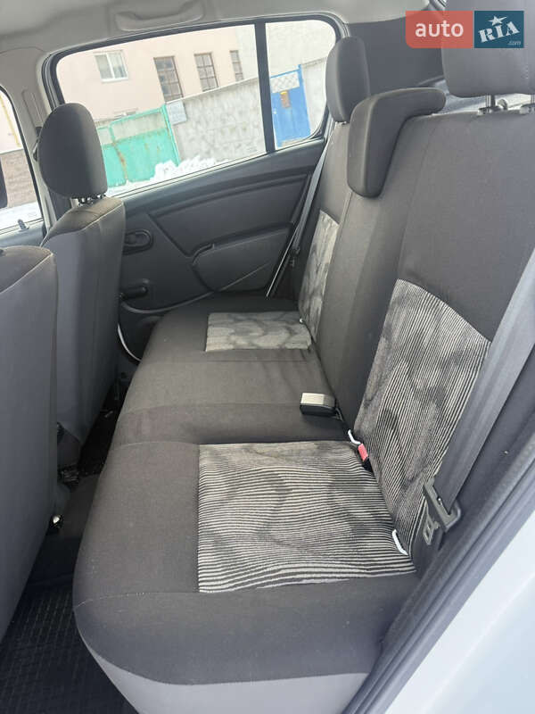 Хэтчбек Dacia Sandero 2009 в Березане