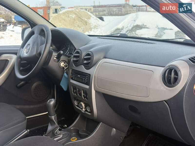 Хэтчбек Dacia Sandero 2009 в Березане
