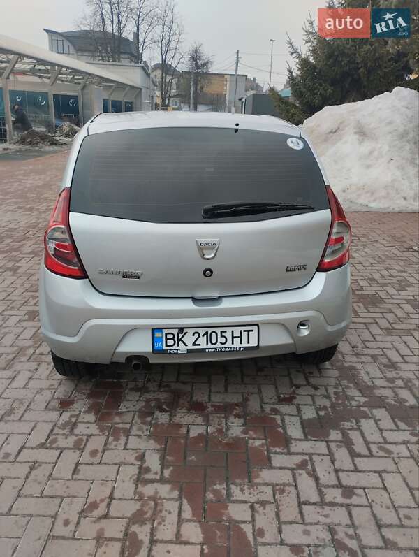 Хэтчбек Dacia Sandero 2008 в Ровно