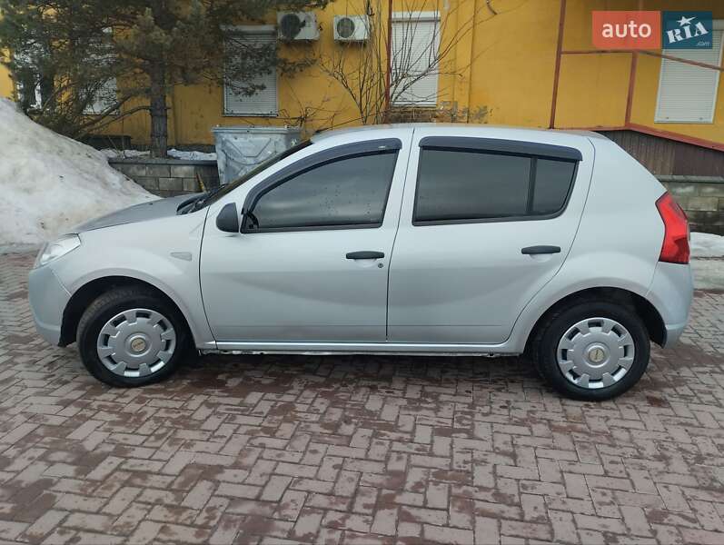 Хэтчбек Dacia Sandero 2008 в Ровно