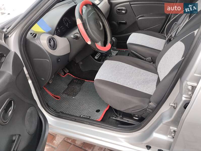 Хэтчбек Dacia Sandero 2008 в Ровно