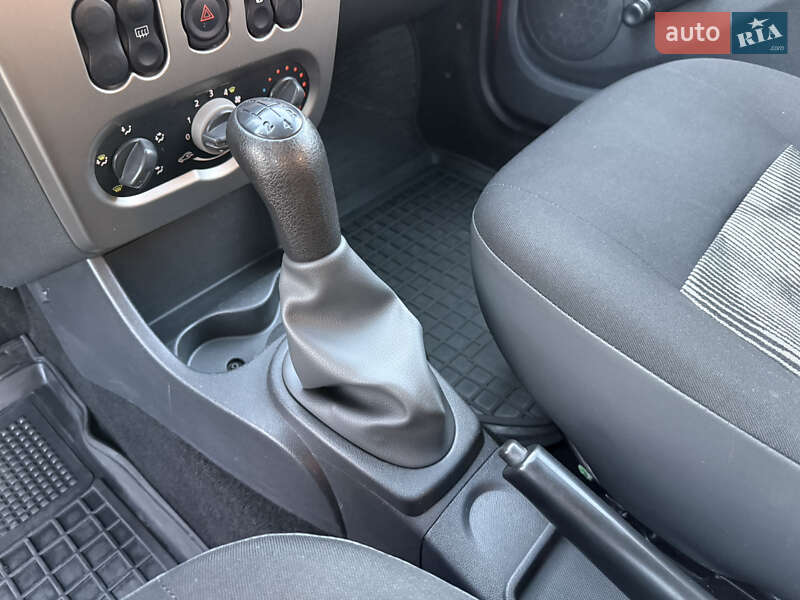 Хэтчбек Dacia Sandero 2009 в Виннице