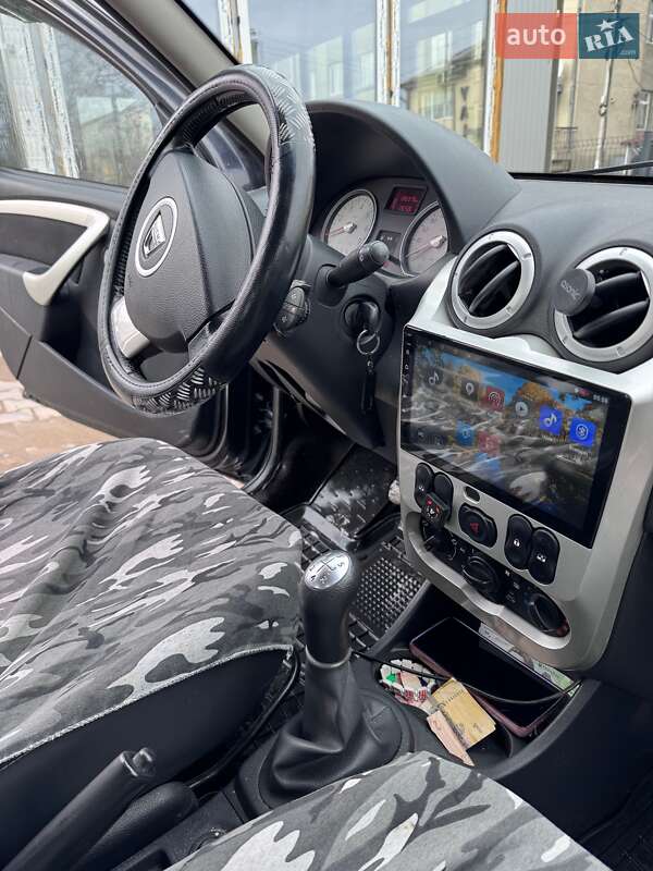 Хэтчбек Dacia Sandero 2012 в Герце