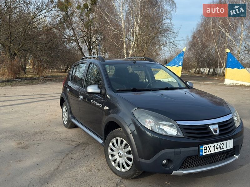 Хэтчбек Dacia Sandero 2010 в Остроге