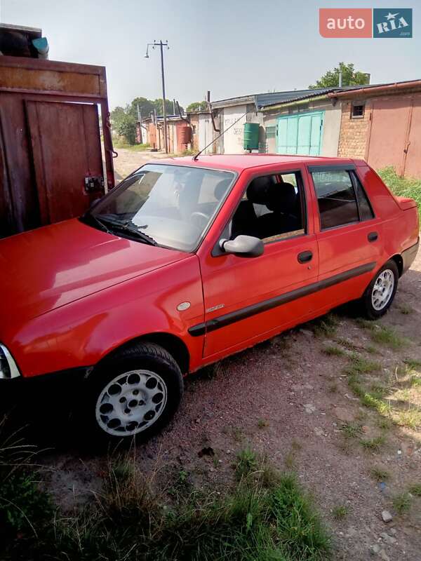 Седан Dacia Solenza 2004 в Сокале