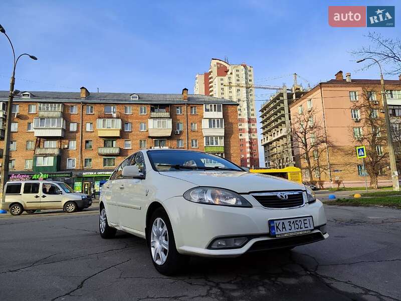 Седан Daewoo Gentra 2015 в Киеве