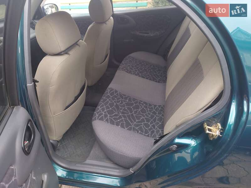 Седан Daewoo Lanos 2002 в Овруче