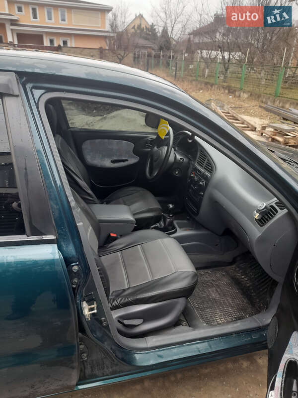 Седан Daewoo Lanos 2001 в Киеве