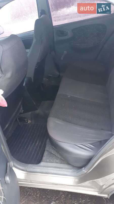 Седан Daewoo Lanos 2003 в Малині