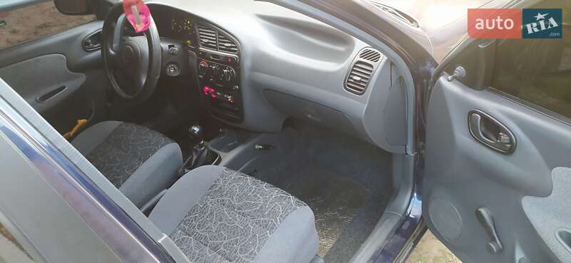 Седан Daewoo Lanos 2004 в Ромнах