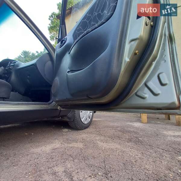 Седан Daewoo Lanos 2003 в Львове