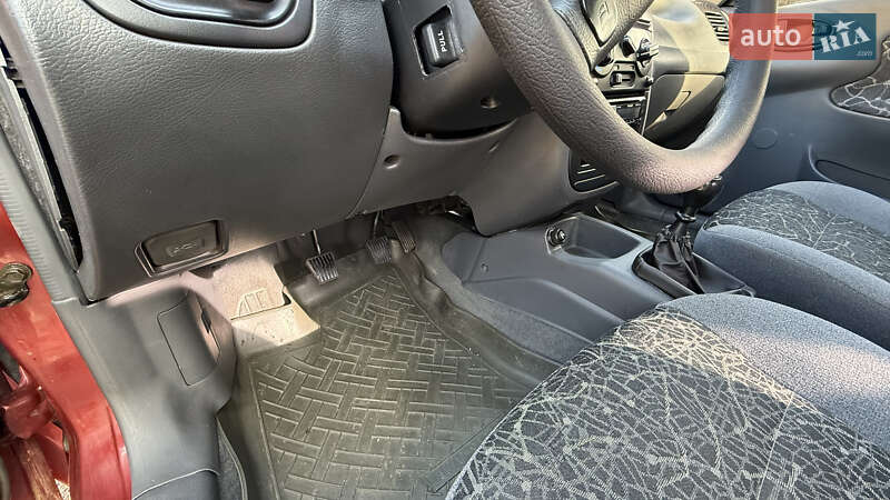 Седан Daewoo Lanos 2002 в Дніпрі