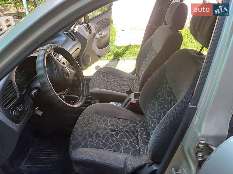 Седан Daewoo Lanos 2003 в Петропавловской Борщаговке
