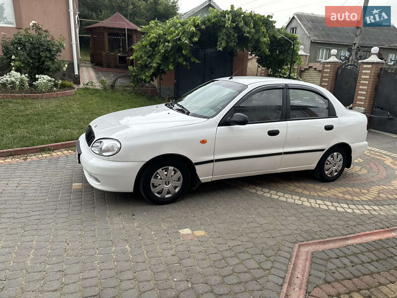 Седан Daewoo Lanos 2006 в Хотині