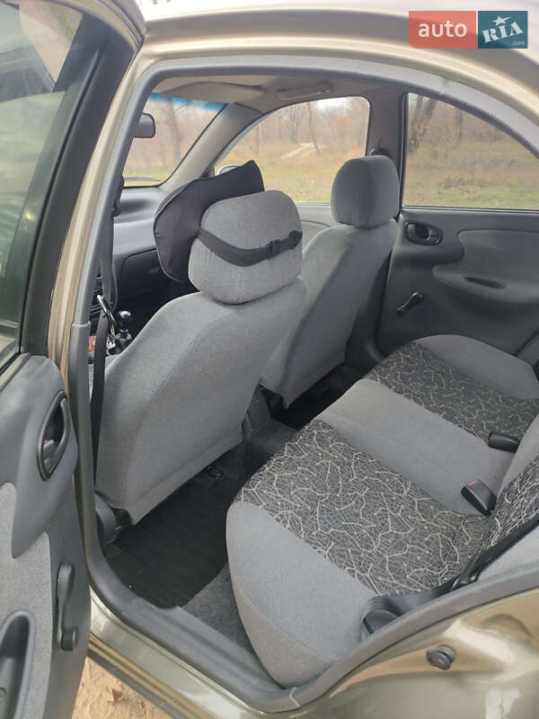 Седан Daewoo Lanos 2004 в Киеве