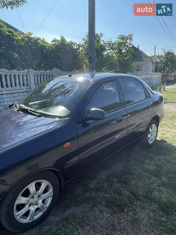 Седан Daewoo Lanos 2004 в Семеновке