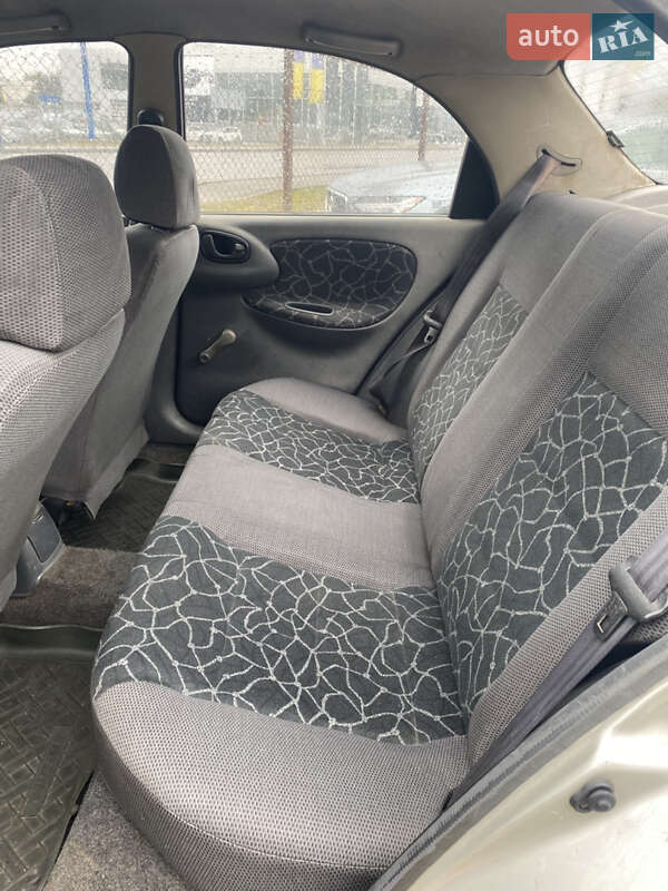Седан Daewoo Lanos 2004 в Киеве