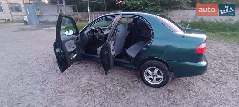 Седан Daewoo Lanos 2002 в Макарові