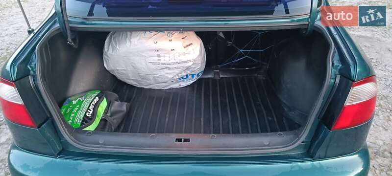 Седан Daewoo Lanos 2002 в Макарові