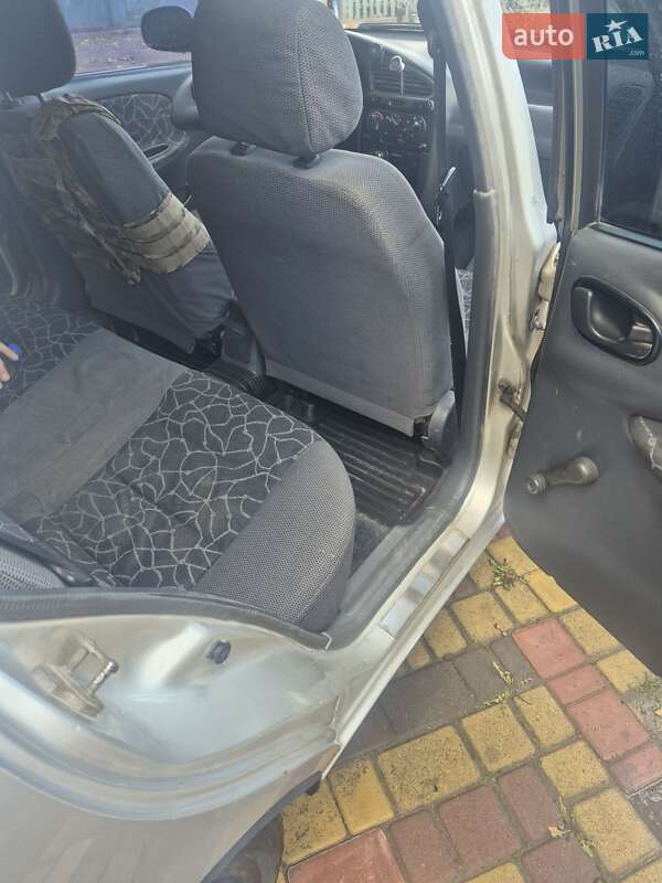 Седан Daewoo Lanos 2003 в Новомосковську