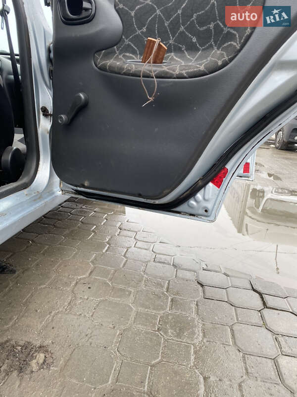 Седан Daewoo Lanos 2003 в Львове