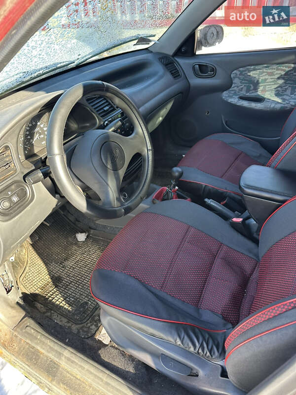 Седан Daewoo Lanos 2001 в Львові